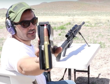 Βολή με πολυβόλο 50 Cal εναντίον φιάλης με ήλιον! - Τι θα συμβεί; (βίντεο)